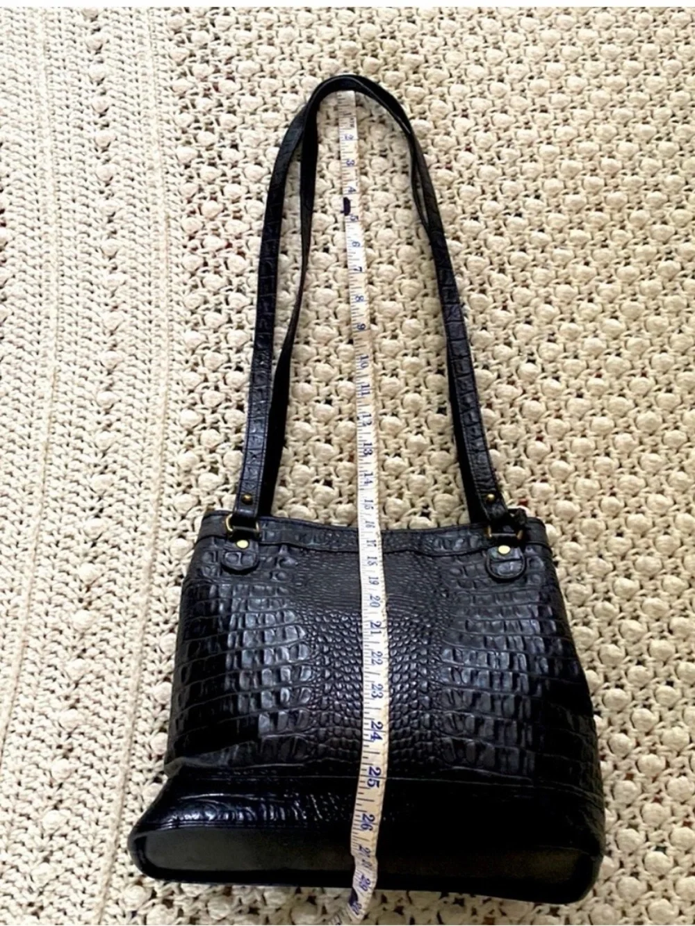 Vintage Brahmin Hobo tote. “alligator” embossed leather EUC black